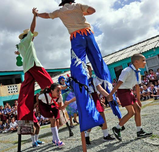 Nas escolas das comunidades mais intricadas a chegada da Cruzada é uma festa.