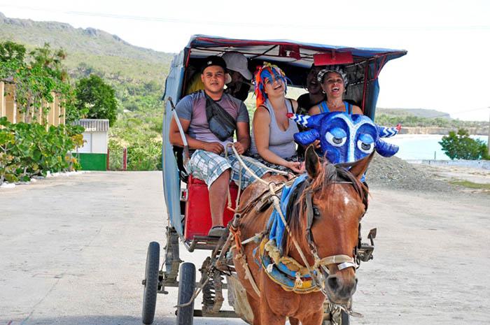 Os moradores ajudam no transporte dos artistas.