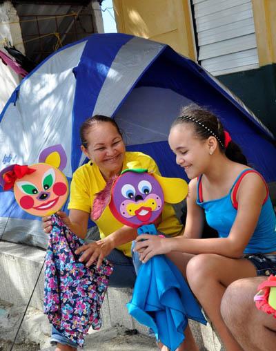 As crianças adentram no mundo dos fantoches e marionetes, da mão dos atores.