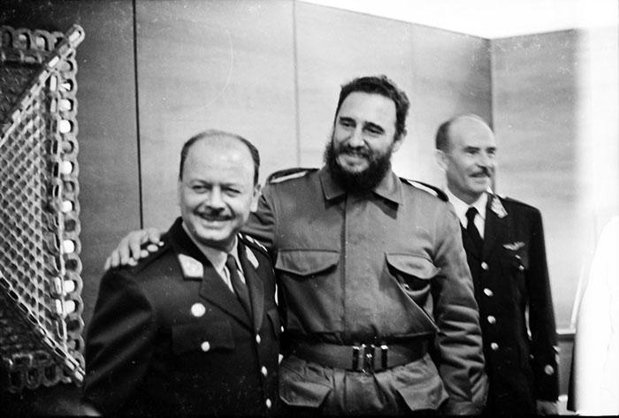 Fidel falou por quase quatro horas com o presidente Juan Velasco Alvarado (à esquerda). O ministro da Aeronáutica, tenente-general Rolando Gilardi Rodríguez (à direita), também foi receber o Comandante-em-chefe e o chanceler Edgardo Mercado Jarrín, no aeroporto internacional Jorge Chávez, em 4 de dezembro de 1971.
