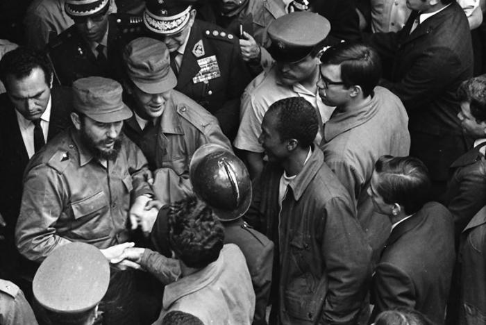 Centenas de peruanos foram receber Fidel no aeroporto de Lima.