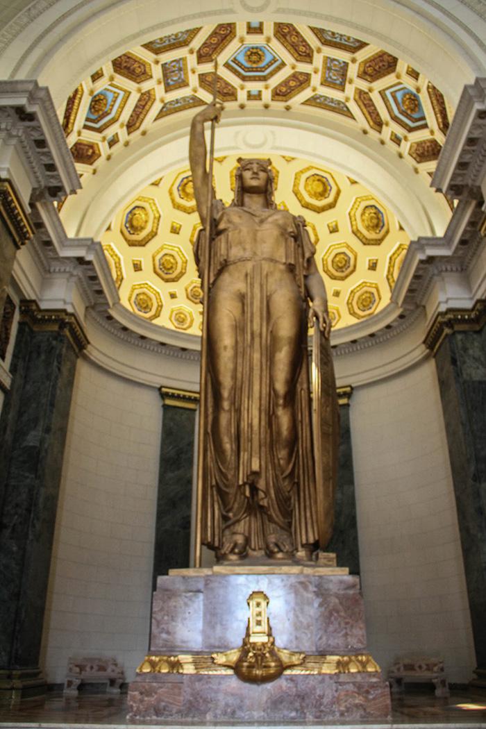 Estátua a República, a terceira mais alta do mundo indoor.