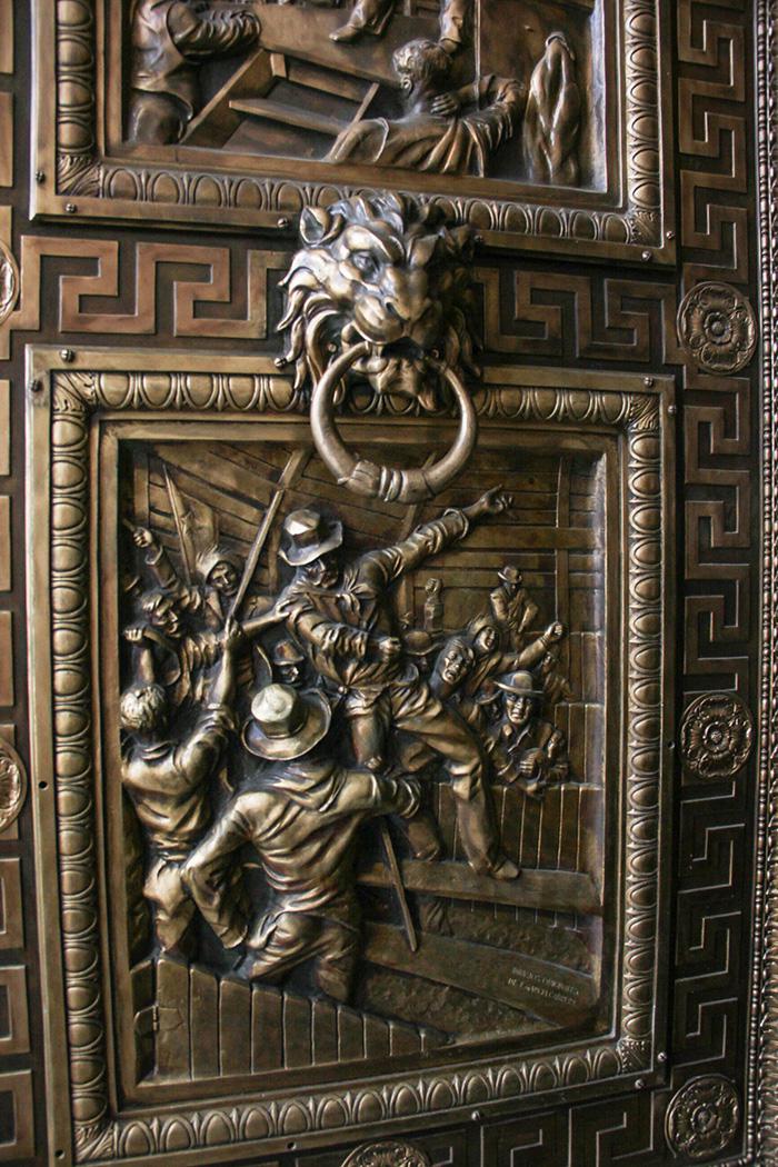 Detalhe das portas principais, que contam a história de Cuba.