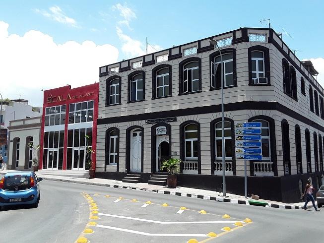 Em frente à praça central de Marte, o complexo Fraternidad inclui uma loja de chocolates, uma pizzaria e o Café Mamá Inés.