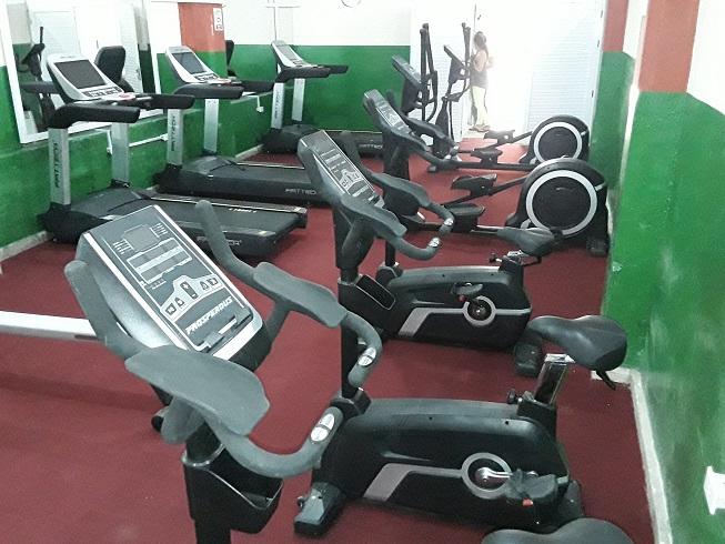Academias para ginástica como a da rua Carnicería form equipadas com modernos equipamentos eletrônicos.