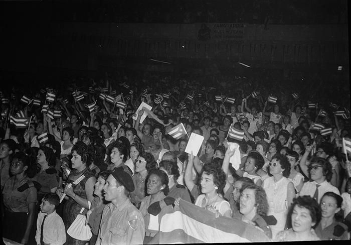 Ato de constituição da Federação das Mulheres Cubanas (FMC) no teatro da CTC.