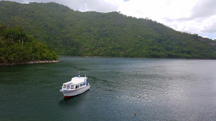 Os passeios pelo Lago Hanabanilla são algumas das atrações do lugar. Este reservatório de água tem uma área de 14,9 quilômetros quadrados e um potencial de armazenamento de mais de 280 milhões de metros cúbicos.