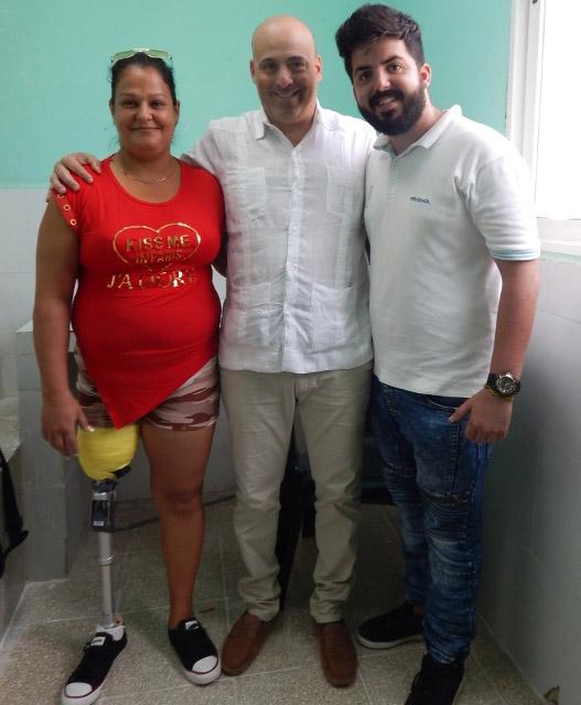 Da esquerda para a direita, Mileydys Salermo Torres, o diretivo da Ottobock, Marcelo Cuscuna e o técnico Alejandro Vidal Pérez-Delgado.