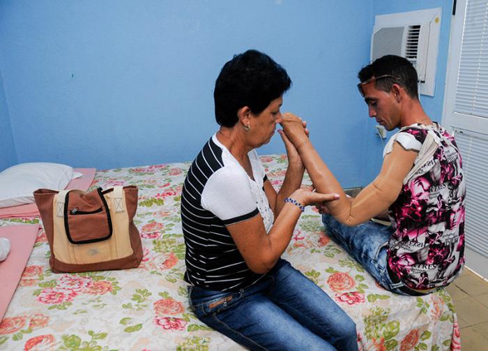 O jovem Alian Gilberto Novo Fernández e sua mãe Teresa Fernández Acosta, residem no município de Morón de Ciego de Ávila e para receber os serviços de Cuba-RDA ficam em uma casa próxima ao centro com toda as despesas pagas pelo tempo necessário. Ele será beneficiado com uma prótese da Ottobock.