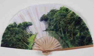 Um dos leques da coleção da Loynaz pintado pelo paisagista cubano Tomás Sánchez.