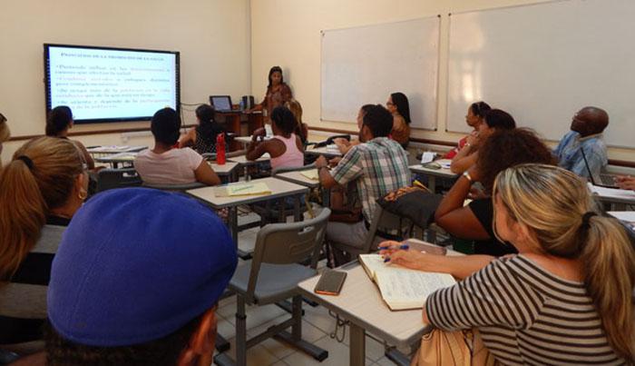 Atividade de ensino realizada no CENESEX para superar seus próprios profissionais, assim como outros interessados ??nos temas da sexualidade.