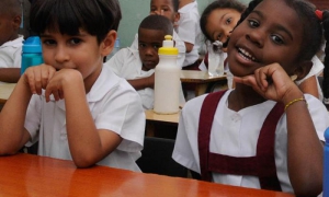 Os pioneiros da escola primária Alfredo Miguel Aguayo recebem suas aulas no Palácio dos Pioneiros de Diez de Octubre.