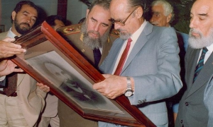 Fidel com Roberto Fernández Retamar..
