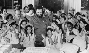 A câmera de Valiente soube capturar o relacionamento íntimo do Comandante-em-chefe com as crianças.