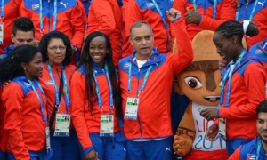 Osvaldo Vento Montiller, presidente da Inder, compartilha com a delegação cubana.