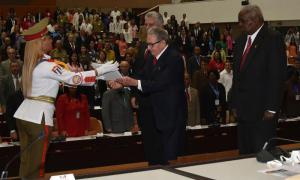 O general-de-exército Raúl Castro, primeiro secretário do Comitê Central do Partido, recebe a nova Constituição na 2ª Sessão Extraordinária da 9ª Legislatura da Assembleia Nacional do Poder Popular.