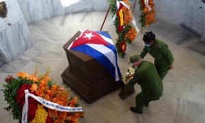 Os membros do Comitê Central do Partido, Lázaro Expósito Canto e Beatriz Johnson Urrutia, presidente e vice-presidenta do Conselho de Defesa da Província, lideraram a homenagem.