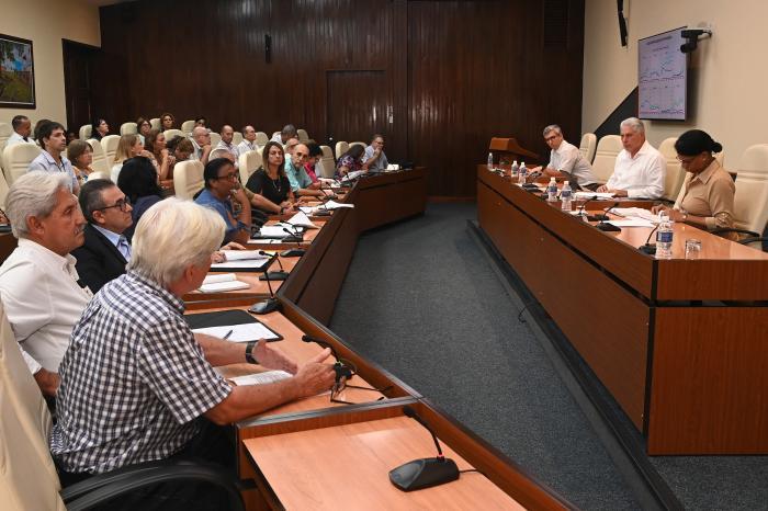 Díaz-Canel disse que «o uso de medicamentos cubanos, agora em tratamentos mais específicos para mulheres grávidas, também está dando resultados impressionantes». 
