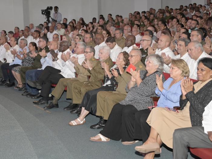 Raúl y Díaz-Canel acompañaron a la esposa del Guerrillero Heroico y a sus hijas Aleida y Celia Guevara March, en la emotiva gala cultural que homenajeó al héroe