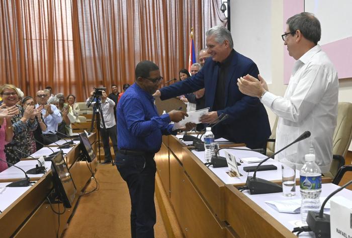 O respeitado tradutor Gilberto Bengochea recebeu o Prêmio Especial Juan Ortega Gatell. 