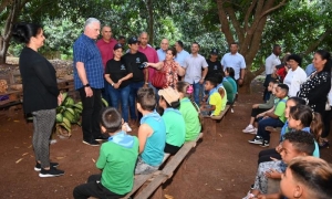Díaz-Canel e Morales Ojeda conversaram com um grupo de pioneiros que pertencem ao círculo de interesse criado em Agua Santa, com o objetivo de aprender e proteger o meio ambiente.
