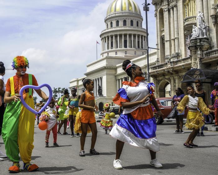 Desfiles e atividades culturais ao ar livre dão cor ao verão. 