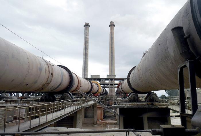 A empresa estatal socialista continua sendo vital para a economia. Ela deve ser controlada e protegida. 